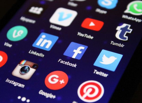 Scopri di più sull'articolo Come mai siamo così attratti dai social network?